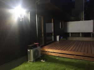 ライトがついて明るい庭
